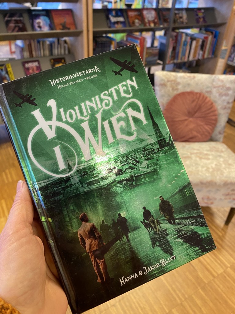 En bild på en bok som har en grön glansig framsida. 